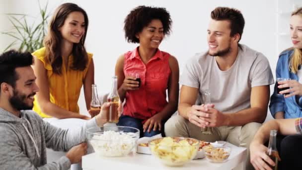 Amigos con bebidas y bocadillos hablando en casa — Vídeos de Stock