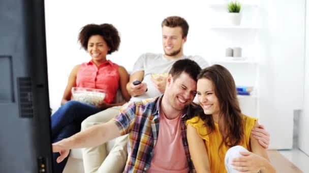 Amigos felizes com pipocas assistindo tv em casa — Vídeo de Stock