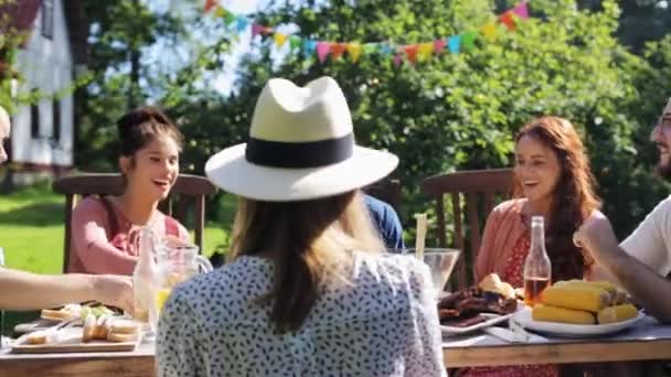 Boldog meg megvacsorázna a nyári kerti party — Stock videók