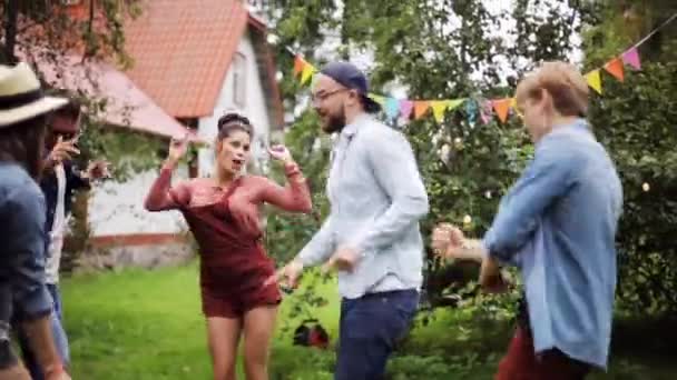 Glada vänner dansa på sommarfest i trädgården — Stockvideo