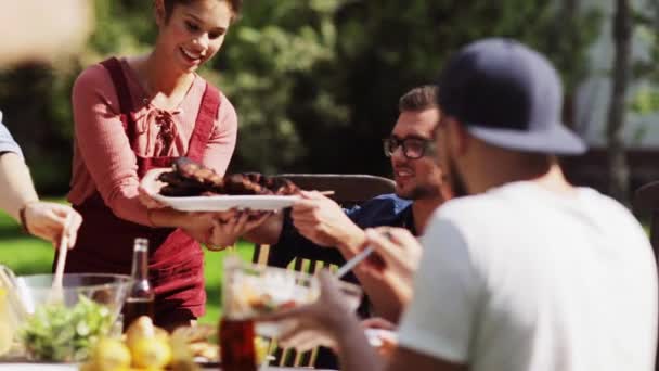 Amici felici che cenano alla festa estiva in giardino — Video Stock