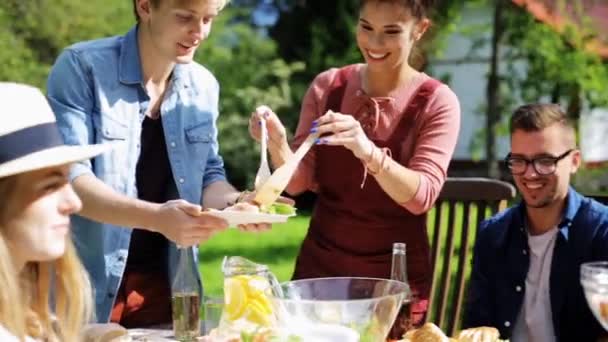 Mutlu arkadaş yaz Bahçe partide akşam yemeği — Stok video