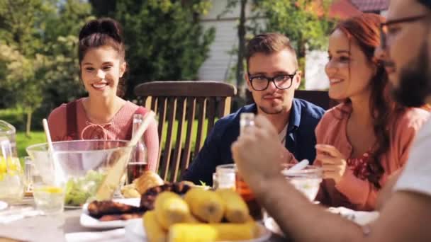 Glada vänner som åt middag på sommaren trädgårdsfest — Stockvideo