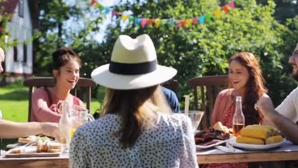 Glada vänner som äter middag på sommaren land webbplats — Stockvideo