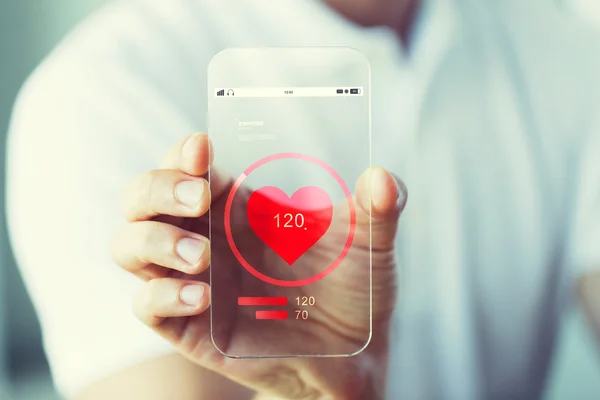 Закрыть руку с частотой сердечных сокращений на смартфоне — стоковое фото