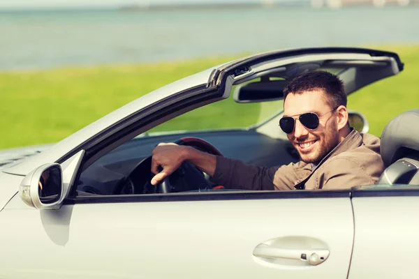 Šťastný muž řídil auto kabriolet venku — Stock fotografie