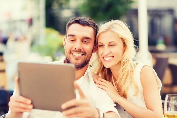 Feliz pareja con tablet pc en el salón del restaurante — Foto de Stock