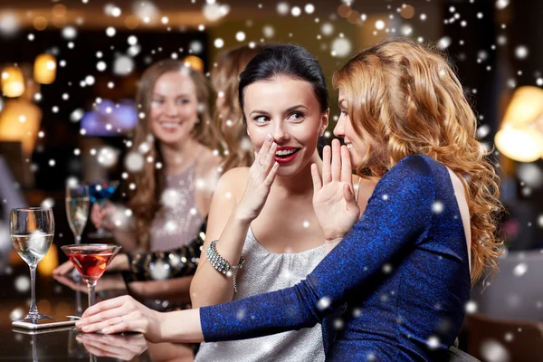 Gelukkig vrouwen met dranken in nachtclub — Stockfoto