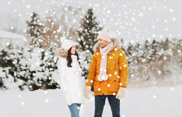 Feliz pareja caminando sobre el fondo de invierno —  Fotos de Stock