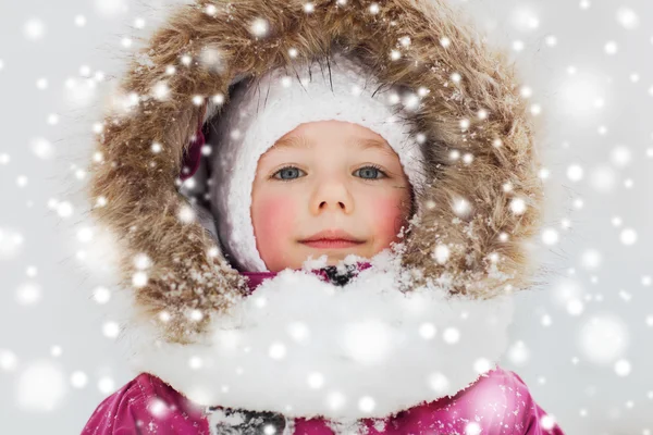 Cara de niño feliz o niña en ropa de invierno — Foto de Stock