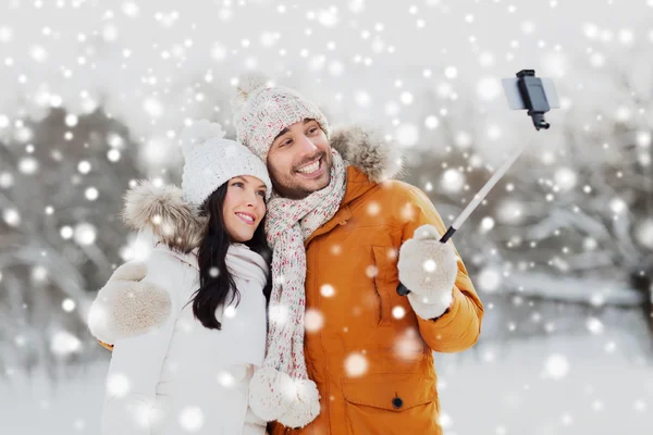 Ευτυχισμένο ζευγάρι λαμβάνοντας αυτοπορτρέτα smartphone το χειμώνα — Φωτογραφία Αρχείου
