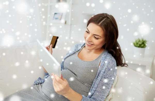 Schwangere mit Tablet-PC und Kreditkarte — Stockfoto