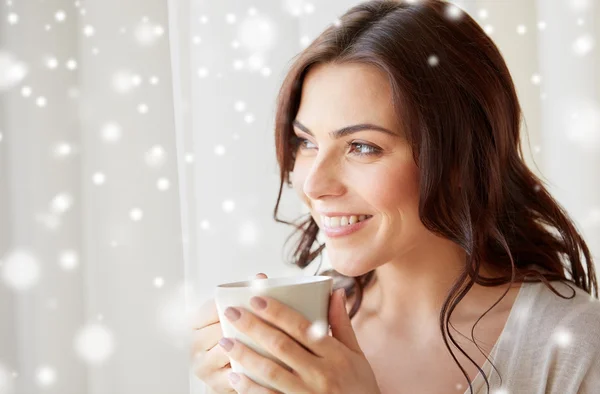 Femme heureuse avec tasse de thé ou de café à la maison — Photo