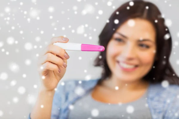 Primer plano de la mujer feliz con la prueba de embarazo en casa — Foto de Stock