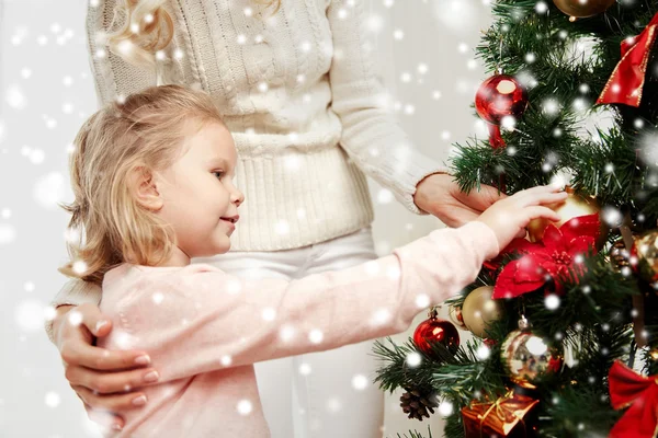 Família feliz decoração árvore de Natal em casa — Fotografia de Stock