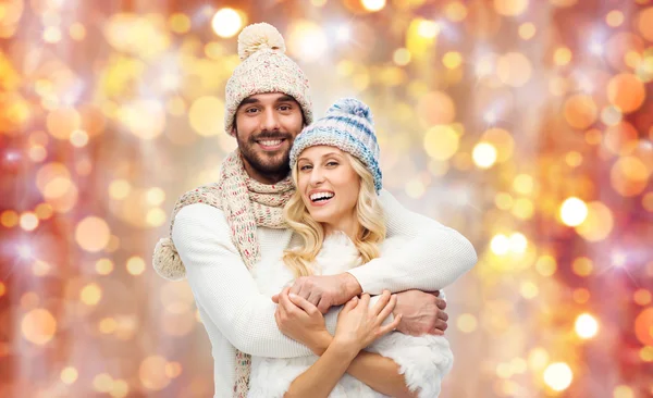 Lachende paar in winterkleren knuffelen — Stockfoto