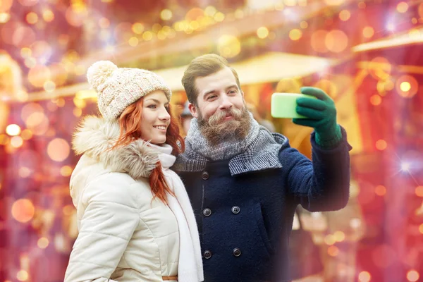 Pareja tomando selfie con smartphone en el casco antiguo —  Fotos de Stock