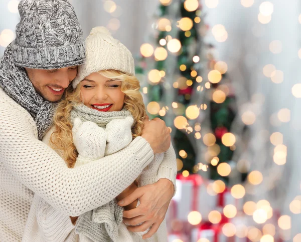 Счастливая семейная пара в зимней одежде обнимает — стоковое фото