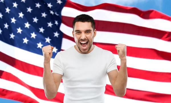 Θυμωμένος άνθρωπος δείχνει τις γροθιές πάνω από την αμερικανική σημαία — Φωτογραφία Αρχείου