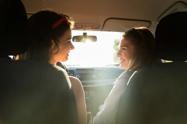 Счастливые девушки-подростки или женщины за рулем автомобиля — стоковое фото