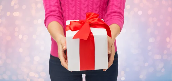 Nahaufnahme einer Frau im rosafarbenen Pullover mit Geschenkbox — Stockfoto