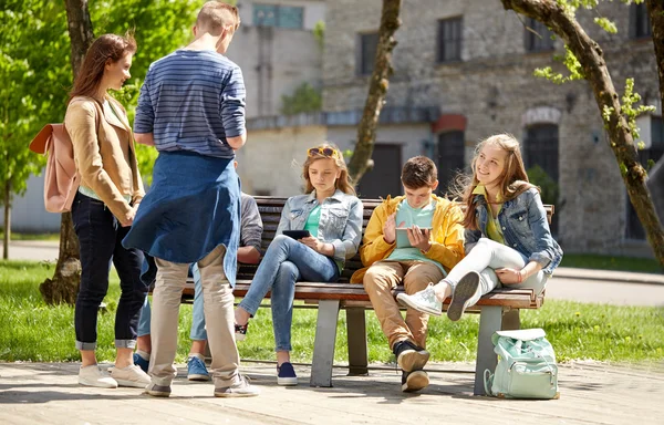 Εφηβική μαθητών με το tablet pc στην αυλή του σχολείου — Φωτογραφία Αρχείου