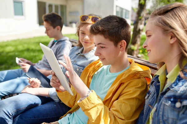 Amigos felices con la computadora PC tableta al aire libre —  Fotos de Stock