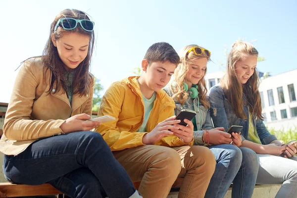 Amigos adolescentes con smartphone y auriculares — Foto de Stock