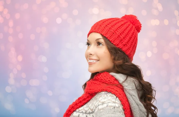 Kış giysileri içinde genç gülümseyen kadın — Stok fotoğraf