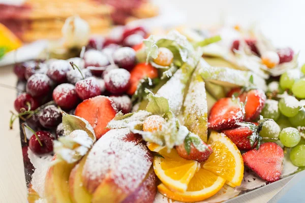 Close up of dish with sugared fruit dessert — Stock Photo, Image