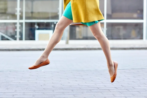 Ung kvinna eller tonårsflicka ben på gata — Stockfoto