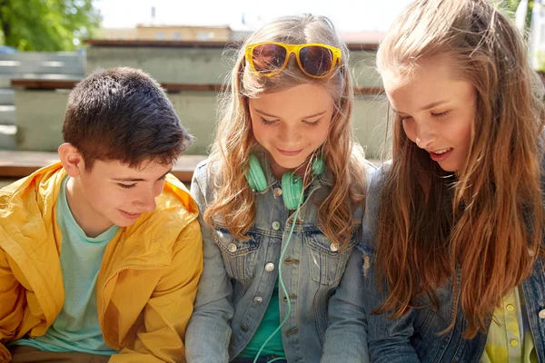 Tre felici amici adolescenti cuffie — Foto Stock