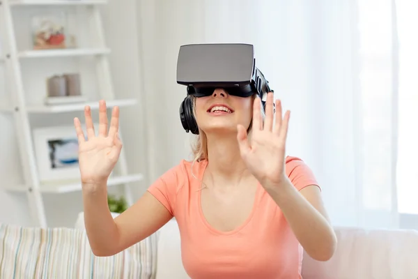 Mulher em óculos de realidade virtual ou 3D — Fotografia de Stock