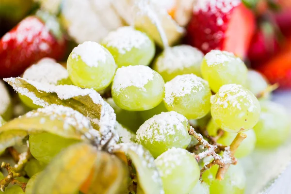 Close up de prato com sobremesa de frutas açucaradas — Fotografia de Stock