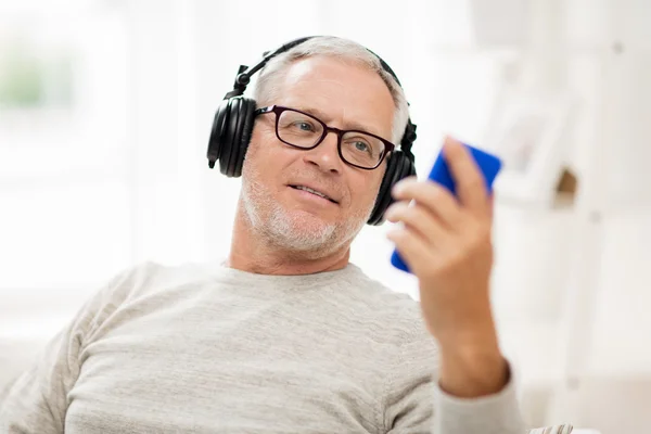 Boldog vezető férfi smartphone és fejhallgató — Stock Fotó