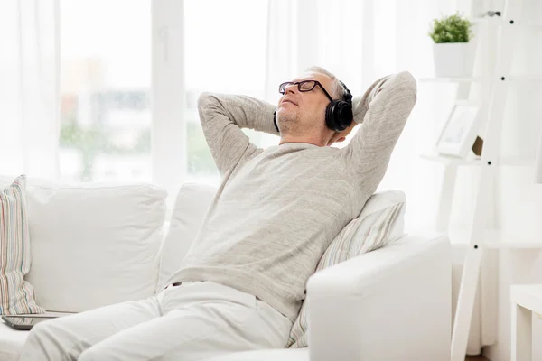 Homem feliz em fones de ouvido ouvir música em casa — Fotografia de Stock