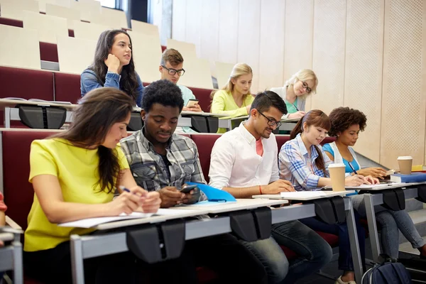 Groupe d'étudiants avec smartphone à la conférence — Photo