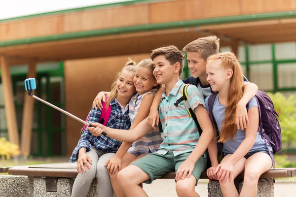 Estudantes do ensino fundamental feliz tomando selfie — Fotografia de Stock