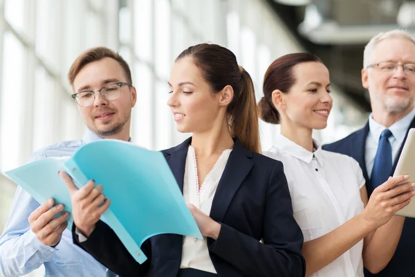 Geschäftsteam mit Ordnern trifft sich im Büro — Stockfoto