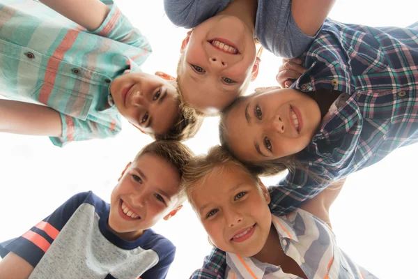 Grupa dzieci szczęśliwe twarze w koło — Zdjęcie stockowe