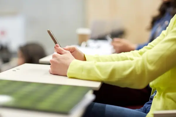 Gros plan de l'étudiant avec des smartphones sur la conférence — Photo