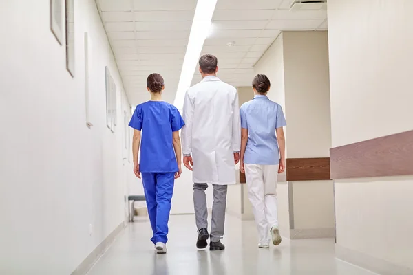 Gruppe von Sanitätern oder Ärzten, die am Krankenhaus entlang gehen — Stockfoto