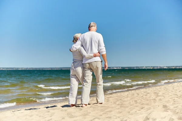 Feliz casal sênior abraçando na praia de verão — Fotografia de Stock