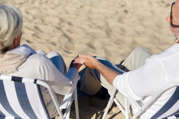 Senior paar zitten op stoelen in zomer beach — Stockfoto