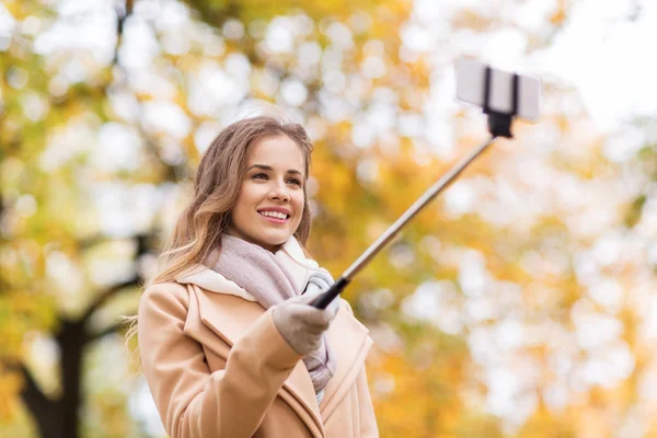 Kobieta, biorąc selfie przez smartfon w jesienny park — Zdjęcie stockowe