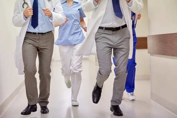 Primer plano de los médicos o médicos que corren en el hospital —  Fotos de Stock