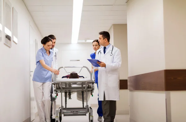 Medics met vrouw op ziekenhuis gurney bij noodgevallen — Stockfoto