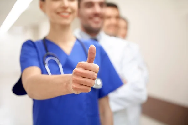 Primer plano de los médicos en el hospital mostrando pulgares — Foto de Stock