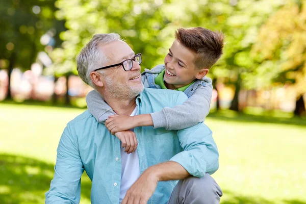 Abuelo y nieto abrazándose en el parque de verano —  Fotos de Stock