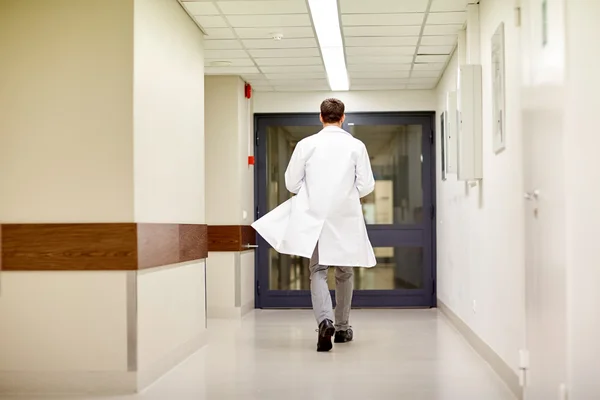 Врач или врач, идущий по больничному коридору — стоковое фото